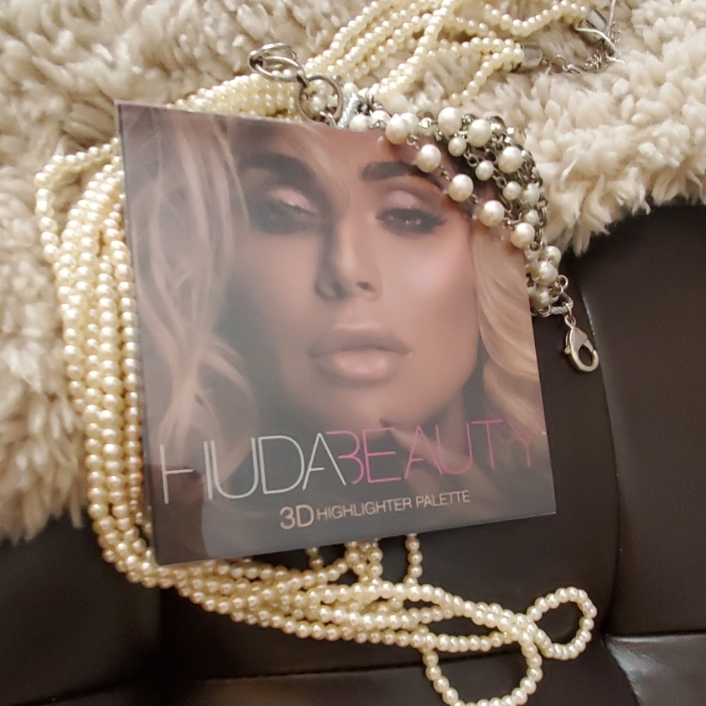 HUDA BEAUTY 3D Highlighter Pallet